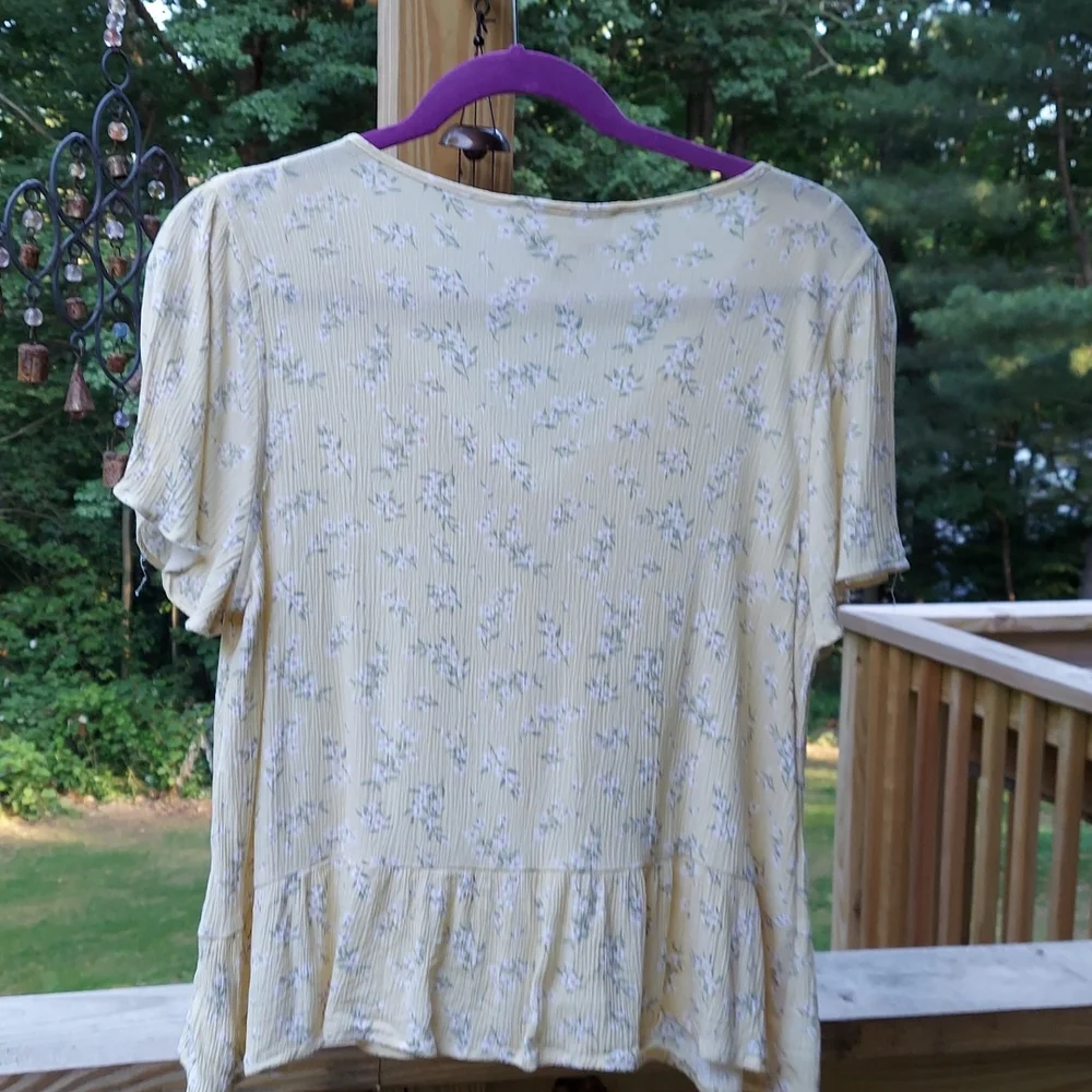 Hippie Rose Yellow Floral Button V Neck S/S Ruffle Trim Crop Top Sz L